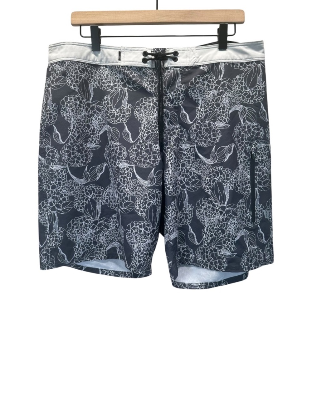 Vuori Infinity Board Shorts V383 Grey White Flower Print Swim Sz. 33 Vacay Beach